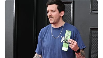 بشنطة الحلويات.. ديلون فرانسيس يصل إلى الجرامي | فيديو