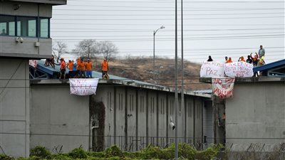 مقتل 12 وإصابة آخرين في أعمال عنف في سجن بالإكوادور