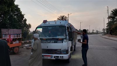 شباب الأقصر يوزعون التمور والعصائر على السائقين بالطرق السريعة والصحراوية | صور