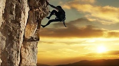 تفسير حلم تسلق الجبل في المنام وعلاقته بتحقيق الأماني