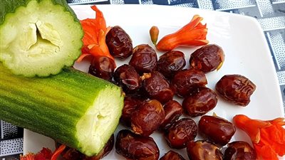 استشاري تغذية: تناول الخيار والبلح لصيام بلا عطش | فيديو