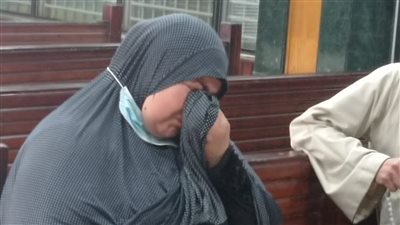 والدة الطفلة شهد تدخل في نوبة بكاء قبل النطق بالحكم على قاتل نجلتها|صور 