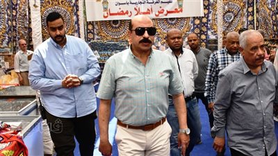 محافظ أسوان يتفقد معرض 
