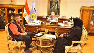 محافظ أسيوط يوجه بتوزيع المساعدات وكراتين رمضان على الأسر الأولى بالرعاية