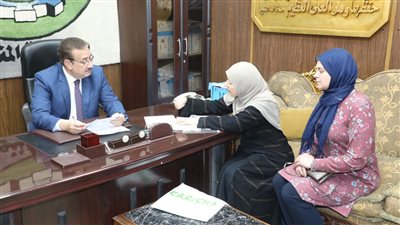 تجيد عمل مجسمات صلصال.. محافظ المنوفية يوجه بتبني موهبة طفلة