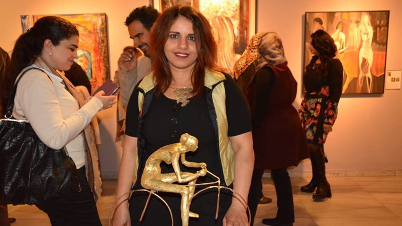 الفنانة التشكيلية