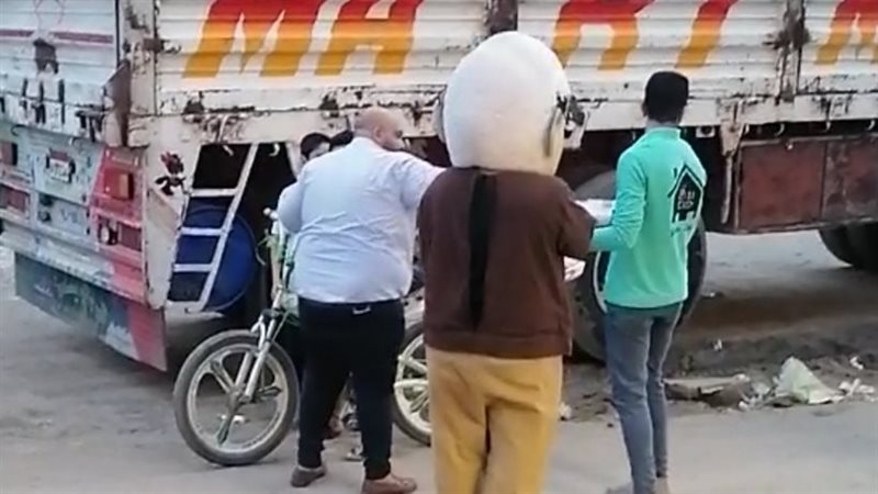 «مينا» قبطي يوزع