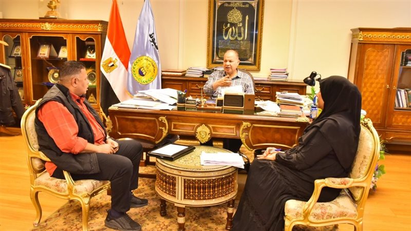 محافظ أسيوط ومسئولي