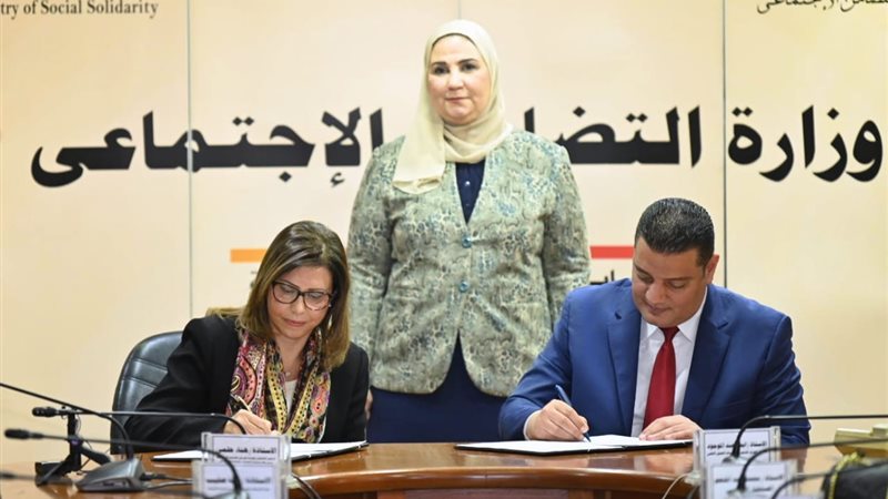 جانب من التوقيع