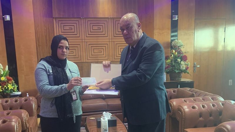 مطار القاهرة يكرم