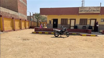 هدم السور.. إخلاء وحدة صحية عقب تعدي مواطن عليها في بني سويف