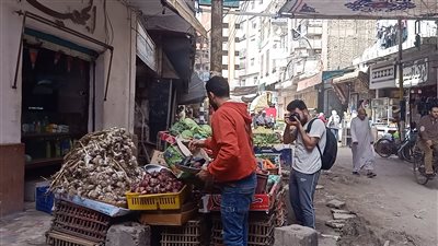حكاية عشريني هاوي للتصوير يرسم البسمة على وجوه الشقيانين في شوارع المنصورة..فيديو