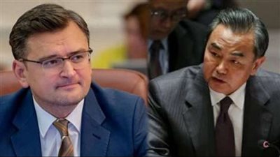 وزير خارجية الصين يجري مكالمة نادرة مع نظيره الأوكراني