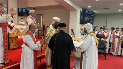 الأنبا بولس يصلي أول قداس بكنيسة رئيس الملائكة في كندا ويرسم قمص 