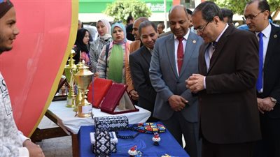 رئيس جامعة سوهاج يتفقد كلية العلوم ويشارك بالكرنفال الطلابي