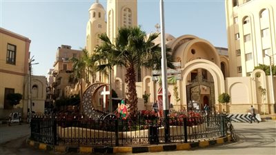 بالهلال والصليب.. كنيسة الأمير تادرس تزين ميدان بالمنيا | فيديو