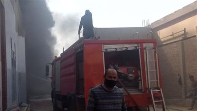 تفحم سيارتين بحريق بجوار ورشة في إسنا جنوب الأقصر