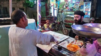 رمضان فى مصر حاجة تانية.. كاهن قبطى يشتري كنافة رمضان فى إسنا جنوب الأقصر|صور