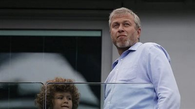 بعد تجميد أصوله المالية.. الملياردير الروسي أبراموفيتش يلجأ لأصدقائه من المشاهير