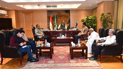 محافظ الفيوم يلتقي كبار تجار الخضروات والفاكهة للسيطرة على الأسعار 