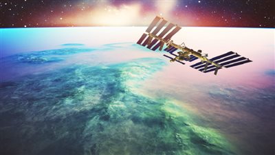 أول صورة من الأرض تظهر رائدين يسيران في الفضاء