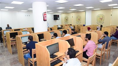 383 طالبا بطب سوهاج يؤدون امتحان الميدتيرم إلكترونيا | صور