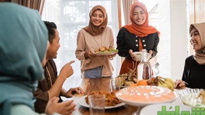 تفسير حلم الضيوف في المنام وعلاقته بقدوم مال بشكل سريع ومفاجئ 