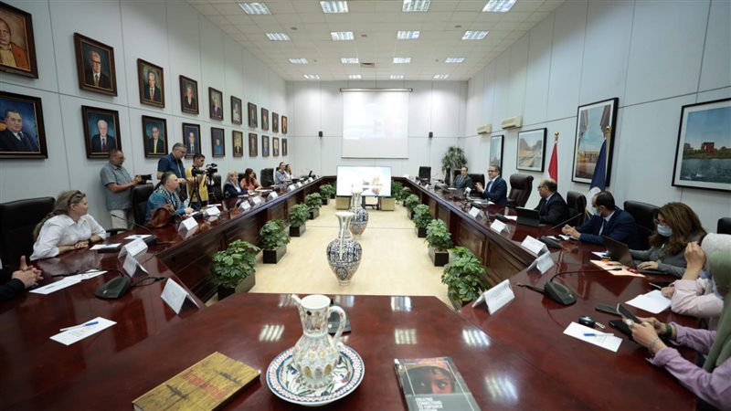 اجتماع وزير السياحة