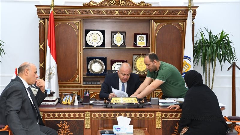 محافظ قنا في اللقاء