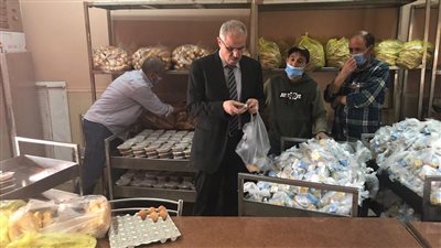 رئيس جامعة القناة يتابع مدن الطلاب خلال شهر رمضان | صور