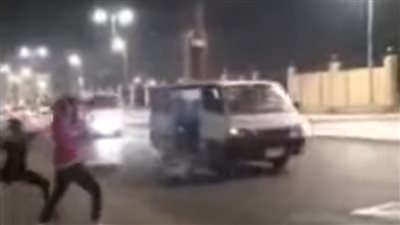 شاهد.. لحظة إلقاء 5 أشخاص أكياس مياه على السيارات في بورسعيد