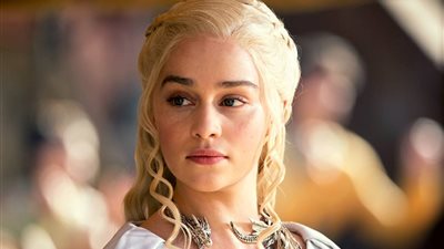 إميليا كلارك تحذر معجبيها من إرسال كوميك عمرو مصطفى في رمضان