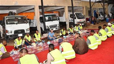 في لفتة طيبة.. محافظ أسوان يشارك عمال وسائقي النظافة إفطار شهر رمضان | صور