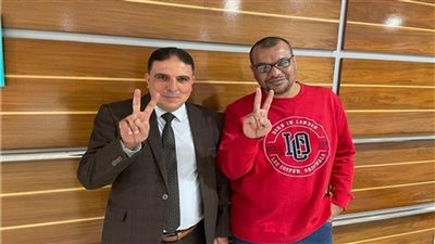 وصول المهندس علي أبو القاسم لمطار القاهرة بعد الإفراج عنه في السعودية بعفو ملكي