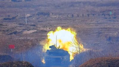 فيديو مذهل لدبابة أوكرانية توقع رتل مدرعات روسية بكمين