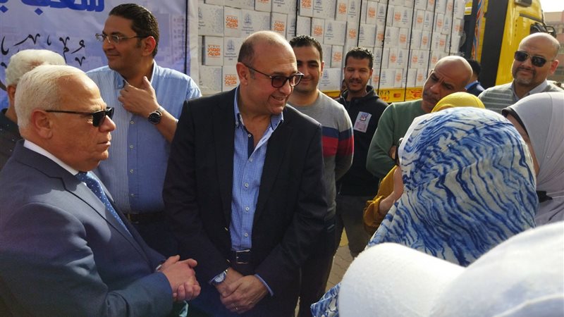 جانب من استيلام الكراتين