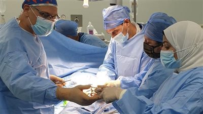  رئيس جامعة أسيوط يهنئ فريق برنامج زراعة الكلى