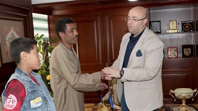 محافظ بني سويف يستقبل والد الشهيد أحمد رجب وأسرته لبحث مطالبهم 