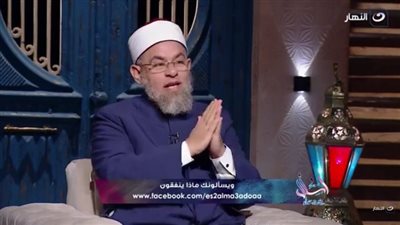 هل الإنفاق على الوالدين من أبواب الزكاة أو الصدقات؟ عالم أزهري يجيب | فيديو 