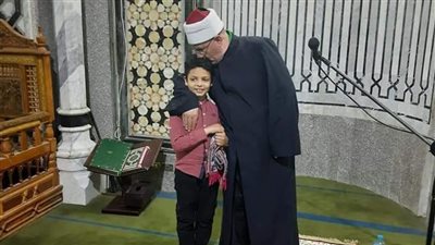 طفل الإسماعيلية يبكي إمام مسجد لمواظبته على التراويح| صور