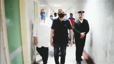 مصرع وإصابة 21 سائحا.. محافظ البحر الأحمر يطمئن على مصابي حادث انقلاب أتوبيس 