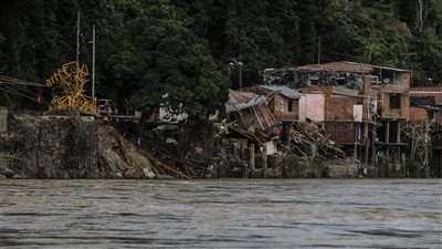 مقتل وإصابة 20 شخصا جراء فيضانات كولومبيا