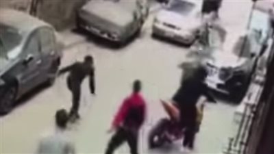 شاهد.. لحظة تعدي شخص على قائد سيارة بـ