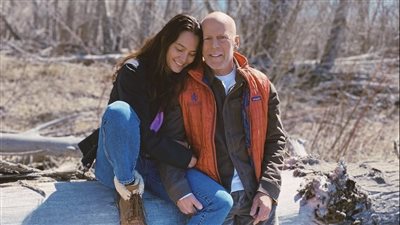 أول صور لـ بروس ويليس بعد اعتزاله التمثيل بسبب مرضه