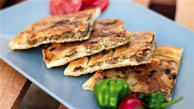 جددي في سفرة رمضان.. طرق مختلفة لعمل الحواوشي | فيديو 