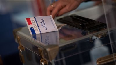 معركة الانتخابات الرئاسية في فرنسا.. حشد الشارع قبل يوم الاقتراع 