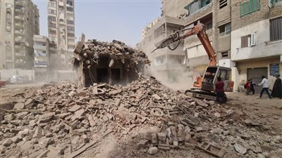 إزالة أقدم العقارات المتعدية على خط التنظيم بحي العمرانية |صور