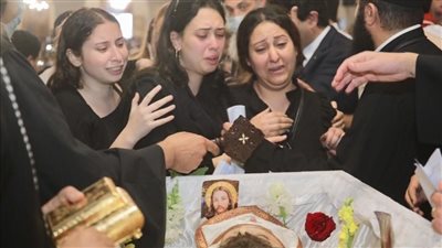  انهيار أسرة القمص أرسانيوس وديد أثناء قداس الجنازة |صور 