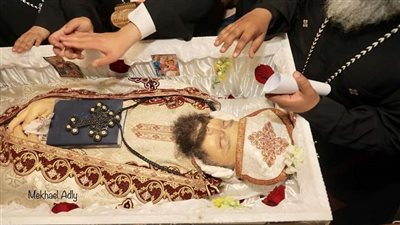 بالصور..  قداس الجنازة على القمص أرسانيوس وديد