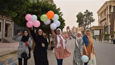 بالبلالين والفوانيس.. شباب يدخل البهجة على أهالي مطروح في رمضان|صور